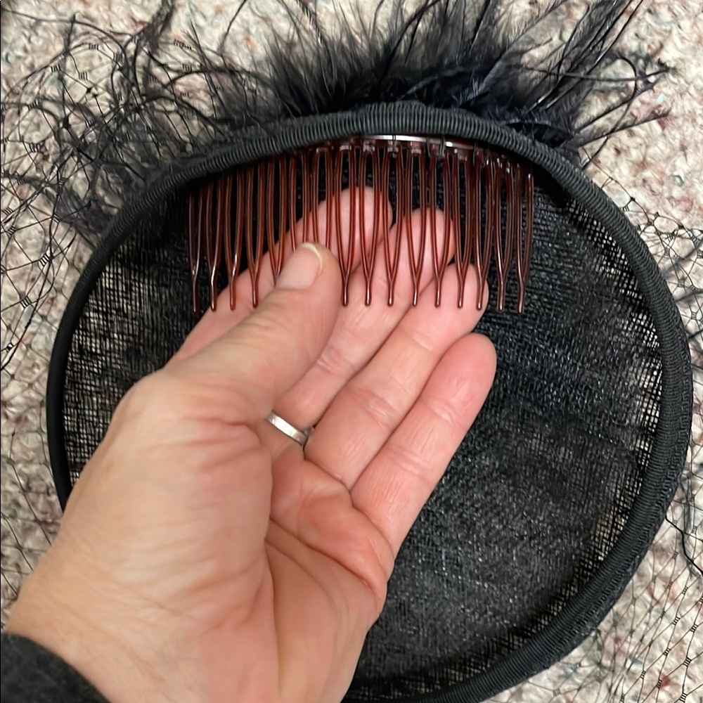 Vintage 40s/50s Black Fascinator with ostrich feather and mesh Veil - Picture 6 of 7